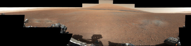 A panorama showing Curiosity’s landing spot, with Mount Sharp (5.5 km high) in the background. Photo: NASA/JPL-Caltech/MSSS.