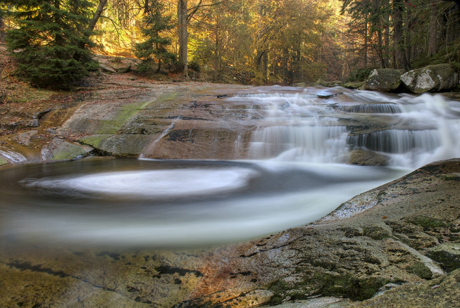 Waterfalls practically beg for long exposure times. Just be careful not to overdo it: you want water, not milk. Nikon D200, Nikkor 18–70 mm F3.5–4.5G ED-IF AF-S DX, 10 s, F22, ISO 100, focus 18 mm, HDR from 5 source photos. Photo: Ivo Prümmer