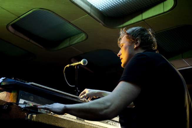Concerts in tiny rock clubs or anywhere else where you can come right up to the stage are made for wide-angle lenses. These literally let you look straight into the heart of the beats. Just make sure not to trip on the wires! (Lesní zvěř) Photo: Tomáš Bartoš