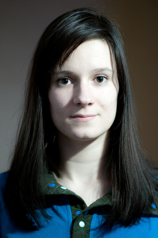 The interplay of shadows and light create a triangle of light on the left side of the model’s face. The shadows do not extend into the lips, and the nose shadow is connected with the shadow on the left cheek.